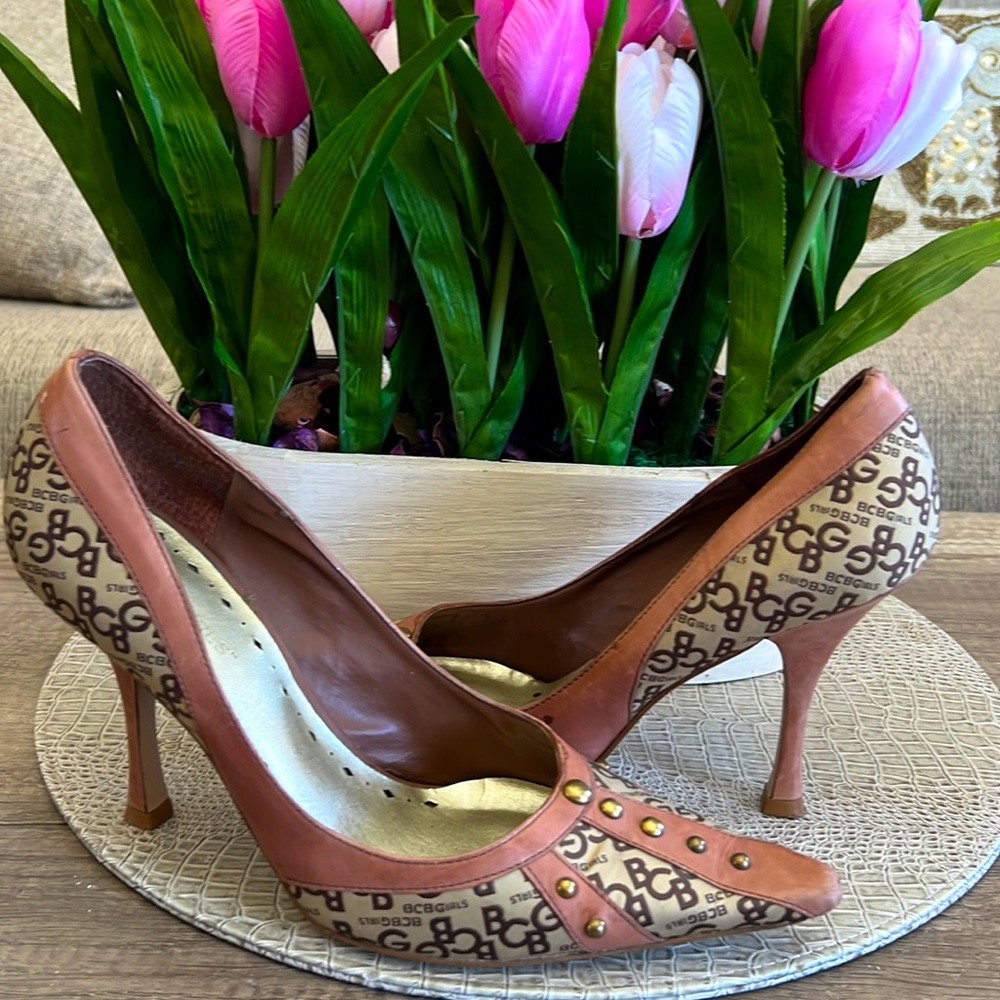 BCBG size 8 leather/canvas monogram heels